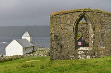 Kirkjubour, Faroe Adaları, 15 Ağustos 2024: Kirkjubour 'daki antik Faroe Adaları taştan kilisesi. Faroe Kültür Mirası