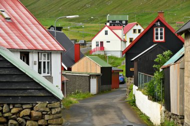 Faroe Adaları, 12 Ağustos 2024: Fiyort kıyısındaki tipik kır evleri, Faroe Adaları, Danimarka.