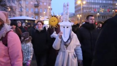 Vilnius, Litvanya - 17 Şubat 2026: Paskalya 'dan yedinci hafta önce, Karnaval sırasında Litvanya halk festivali Uzgavenes sırasında Litvanya' da geleneksel maskeler ve kostümler