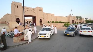 Nizwa, Umman - 25 Ekim 2024: Umman Sultanı Nizwa 'daki Keçi Pazarı' na geleneksel olarak katılan Umman erkekleri