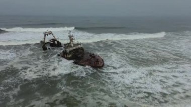 Namibias İskelet Sahili 'ndeki Henties Körfezi' ndeki Zeila gemisi enkazı bir insansız hava aracından görülmüş..