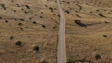 Afrika savanındaki kumlu yol, Namibya, Afrika. Yukarıdan görüntüle.