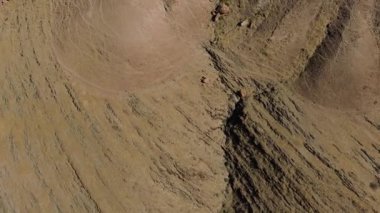 Namibya 'da bir kanyon. Granit kayalıklar deniz gibi bükülür. Drone görünümü.