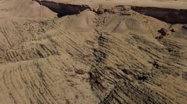 Namibya 'da bir kanyon. Granit kayalıklar deniz gibi bükülür. Drone görünümü.
