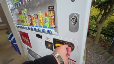 Kyoto, Japonya - 04 Kasım 2025: çok çeşitli meşrubat ve kahve makineleri kullanarak. İçecek otomatları Japonya 'da çok yaygındır.