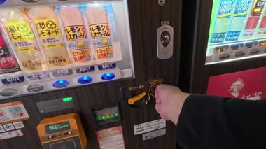 Kyoto, Japonya - 04 Kasım 2025: çok çeşitli meşrubat ve kahve makineleri kullanarak. İçecek otomatları Japonya 'da çok yaygındır.