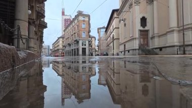 Torino, İtalya - 25 Aralık 2025: Torino, İtalya 'da yağmur sırasında eski bir kasaba.