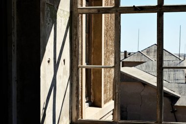 Namibya Luderitz yakınlarındaki Namib çölünde bulunan Kolmanskop adlı maden kasabasının kalıntıları, Güney Afrika