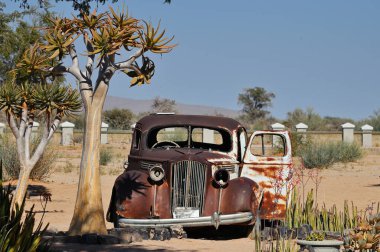 Afrika, Namibya çölünde paslı bir araba.