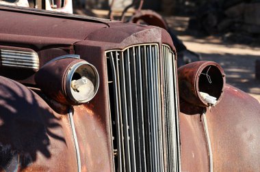 Afrika, Namibya çölünde paslı bir araba.