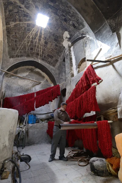 Colored yarn in market (Bazaar) in Kashan, Iran — Stok fotoğraf