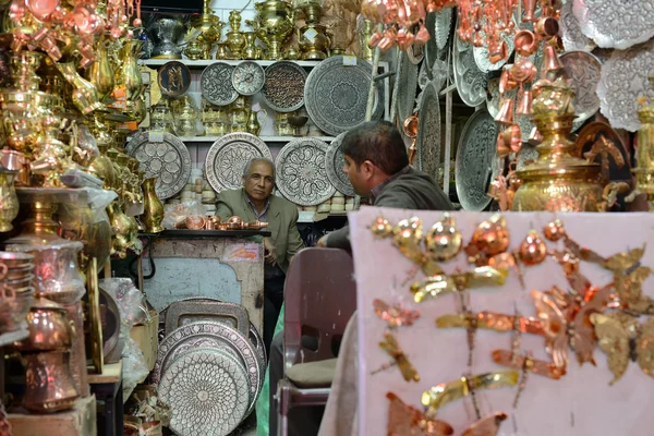 Traditional iranian souvenirs in market, Iran — Stok fotoğraf