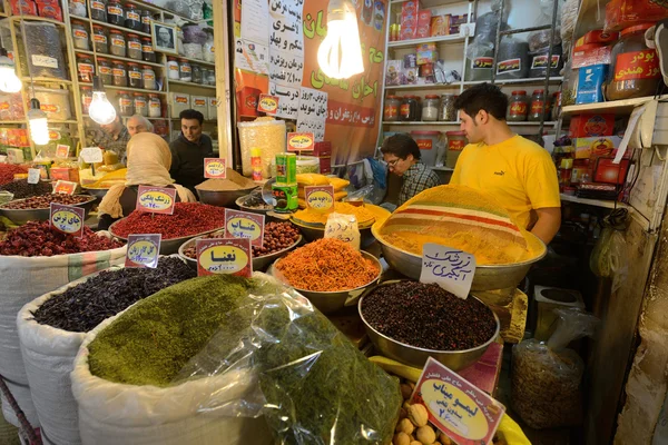 Homem comercializa comida iraniana tradicional — Fotografia de Stock