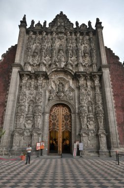 Mexico City - 07 Temmuz 2023: Katedral Metropolitana ve Mexico City Metropolitan Tabernacle 'ın mimarisi.