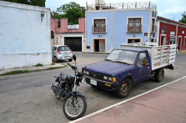 Meksika, Valladolid - 20 Temmuz 2023: Valladolid, Yucatan, Meksika 'daki caddede arabalar ve motosikletler