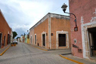 Meksika, Valladolid - 20 Temmuz 2023 Valladolid, Meksika 'nın merkezinde renkli dar bir cadde.