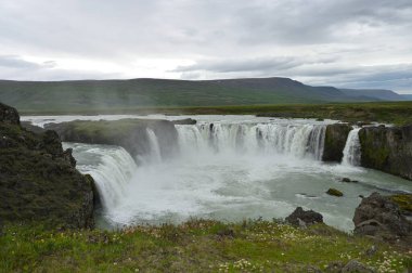 Godafoss şelalesi veya tanrıların şelalesi, İzlanda 'nın en büyük şelalesi.