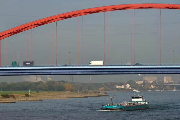 莱茵河上的驳船 — 图库照片