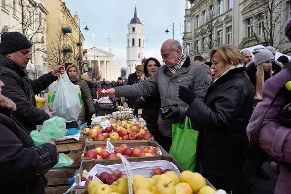 Menschen handeln mit Früchten — Stockfoto