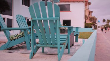 Kasvetli bir günde dalgalı dalgalar - sahilin alçak açılı görüntüsü