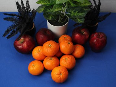 Mavi arka planda meyveli fotoğrafçılık