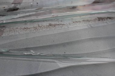 Kırık cam, yere yakın.