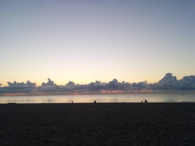 Sahilde gün batımı fotoğrafı