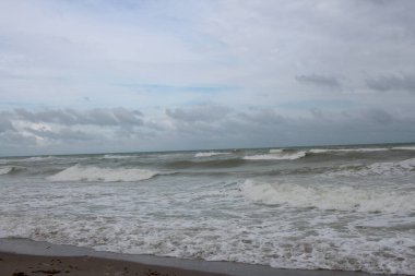 Dalgalar dalgalı sahilde
