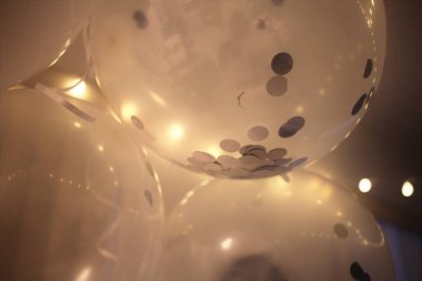 Beyaz ve gümüş düğün balonları içeride