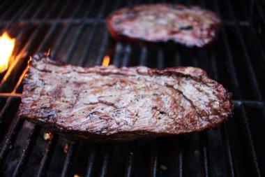 Izgarada biftek.
