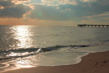 Kumsalda güneş parlıyor