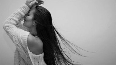 Stüdyodaki genç bir kadının yüz ifadesi.