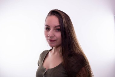 Stüdyodaki genç bir kadının yüz ifadesi.