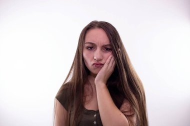 Stüdyodaki genç bir kadının yüz ifadesi.