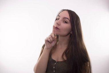 Stüdyodaki genç bir kadının yüz ifadesi.