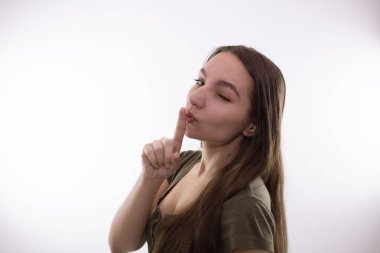 Stüdyodaki genç bir kadının yüz ifadesi.