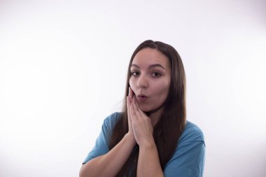 Stüdyodaki genç bir kadının yüz ifadesi.