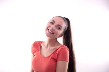 Stüdyodaki genç bir kadının yüz ifadesi.