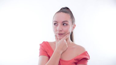 Stüdyodaki genç bir kadının yüz ifadesi.