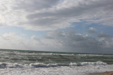 Dalgalar kıyıya vuruyor