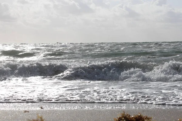 海浪在海岸上冲撞 — 图库照片