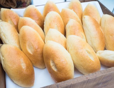 Masada taze ekmek var.