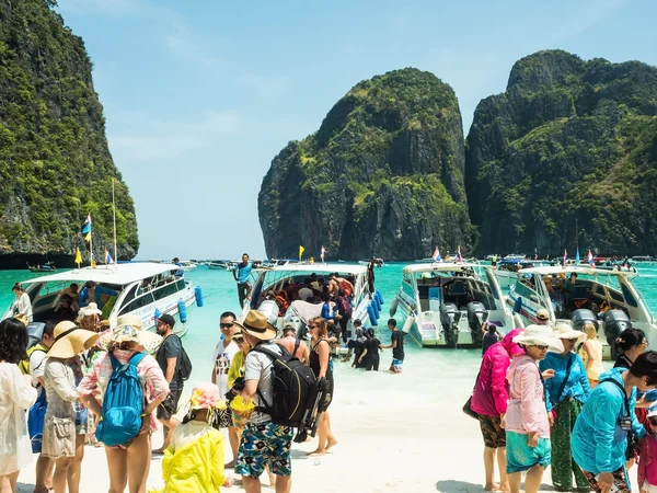 PHI PHI ISLAND,THAILAND-April 21, 2015: Tourists on the wonderfu — Stock Photo, Image