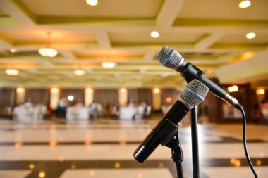 Güzel bir restoran orkestra mikrofon