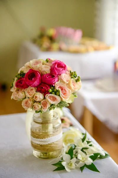 Ramo de rosas dispuestas en un jarrón —  Fotos de Stock