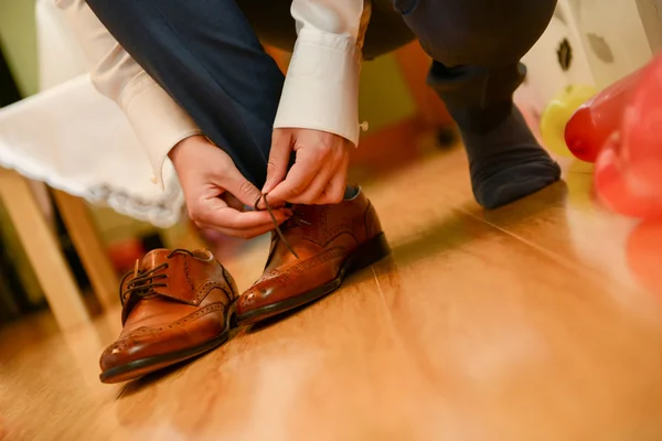 Uomo legato lacci delle scarpe in luce naturale — Foto Stock