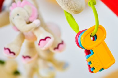 Plastik anahtar taşı arka plan üzerinde fil oyuncakla çocuklar için