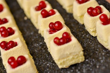 Üstte kırmızı meyve ile vanilyalı kek