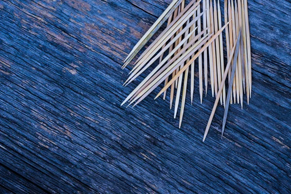 Um monte de palitos de dentes em fundo de madeira — Fotografia de Stock