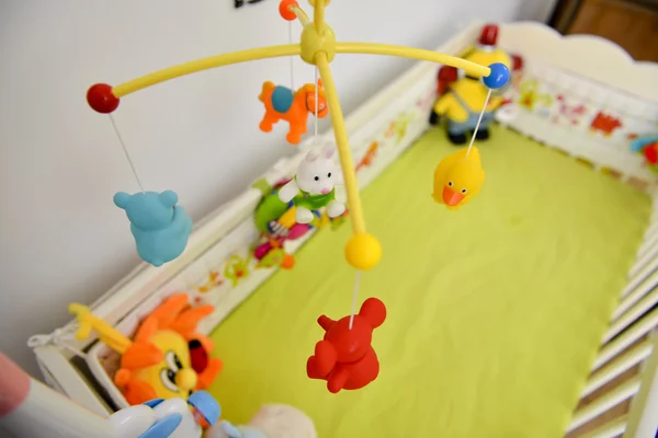 Renkli oyuncaklar asılı ile Bebek karyolası
